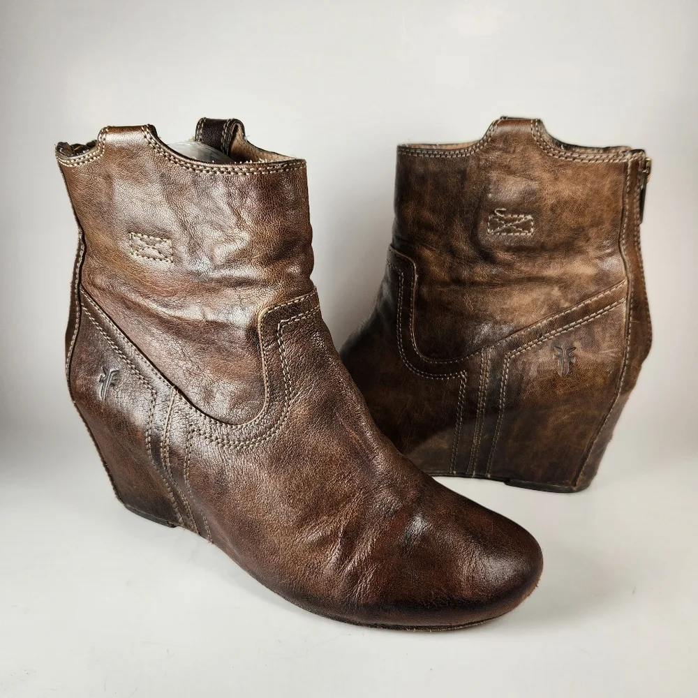 FRYE Women's Carson Wedge Bootie Size 7 Dark Taupe Leather Back Zipper Boho - Picture 1 of 13